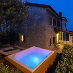 Fani With Jacuzzi Villa