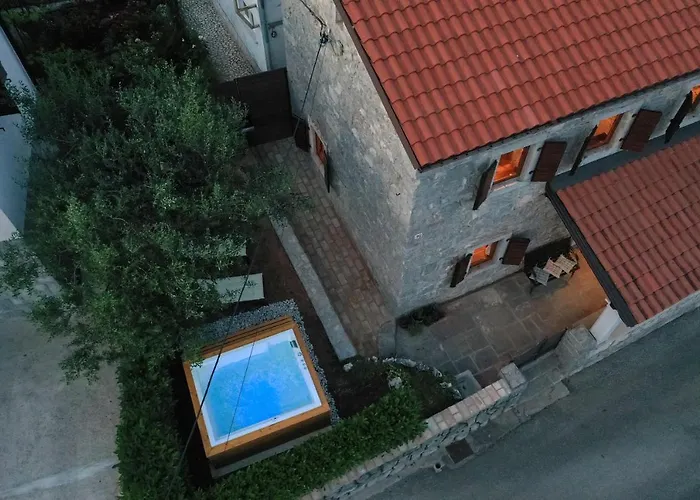 Fani With Jacuzzi Villa