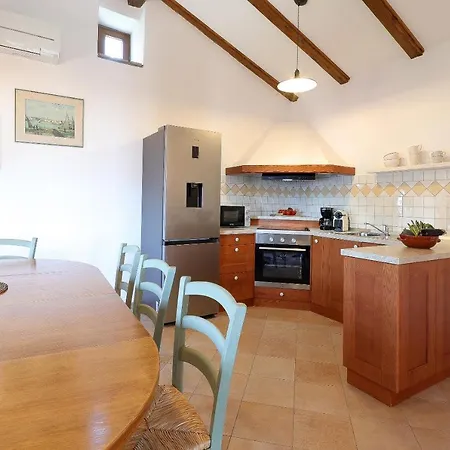 Fani With Jacuzzi Villa