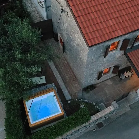 Fani With Jacuzzi Вилла