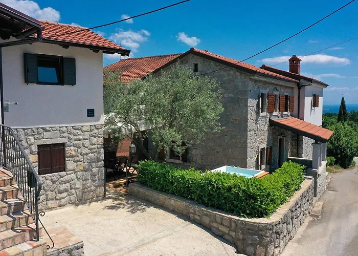 Fani With Jacuzzi Villa