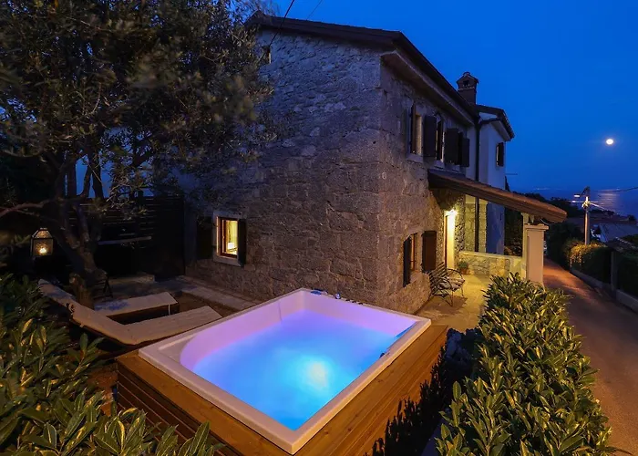 Fani With Jacuzzi Villa
